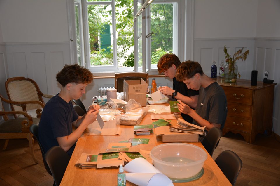 Das NUCO's Team beim gemeinsamen Verpacken